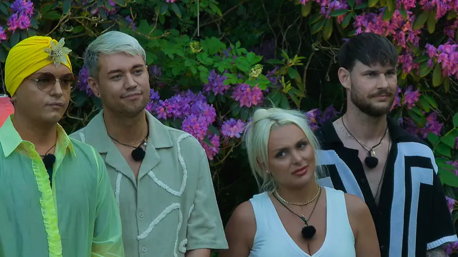 Sommerhaus der Stars Wiedersehen Julian, Marcell, Michelle und Sandro stehen vor violett blühenden Sträuchern. Julian trägt einen gelben Turban und eine Brille.