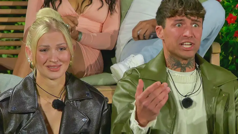 Micha Klotz will über Edda Pilz auspacken Micha Klotz sitzt neben über Edda Pilz und gestikuliert wild mit den Händen
