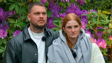 Nico Legat und Freundin Laura im Sommerhaus - Foto: RTL