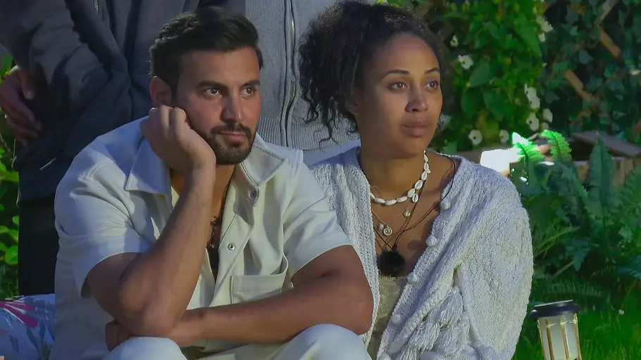 Sommerhaus-Wiedersehen: Sarah Joelle erhebt Vorwürfe gegen Ersin Sommerhaus-Kandidaten Sarah Joelle Jahnel und Ersin sitzen nebeneinander