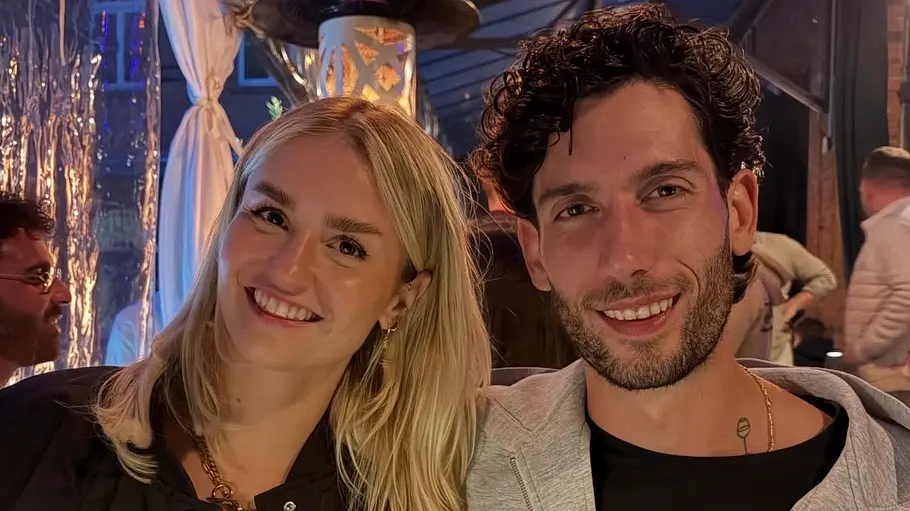 Sommerhaus-Schnitt laut Ferry Pall irreführend Ferry Pall sitzt neben seiner Freundin Kathy Hartlieb und lächelt mit ihr in die Kamera.