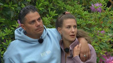 Silva Gonzalez hält seine Frau Stefanie im Arm - Foto: RTL
