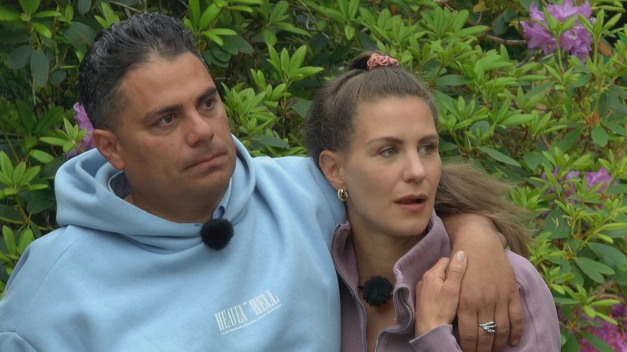 Silva Gonzalez hält seine Frau Stefanie im Arm