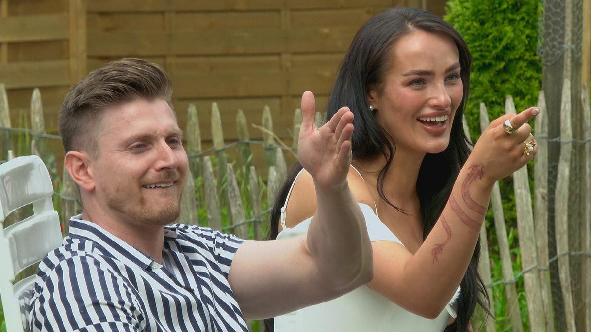 Tommy und Paulina zeigend lachend auf etwas