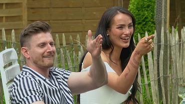 Tommy und Paulina zeigend lachend auf etwas - Foto: RTL