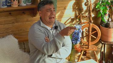 Silva Gonzalez zieht eine Grimasse und zeigt auf jemanden, der nicht im Bild ist. Er trägt einen grauen Pullover - Foto: RTL