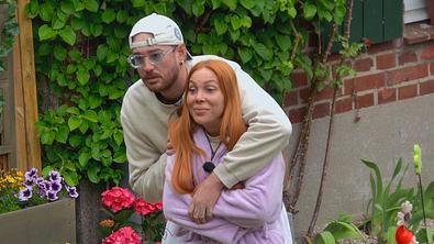 Dennis Lodi hat Tara Tabitha im Sommerhaus im Arm - Foto: RTL