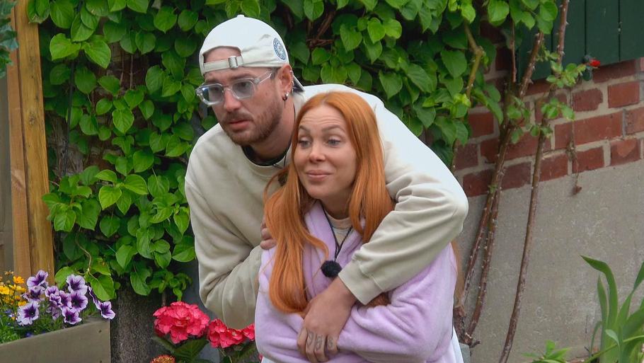 Dennis Lodi hat Tara Tabitha im Sommerhaus im Arm