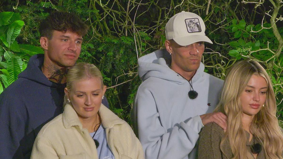Micha, Edda, Ryan und Lina stehen nebeneinander mit ernsten Blicken.