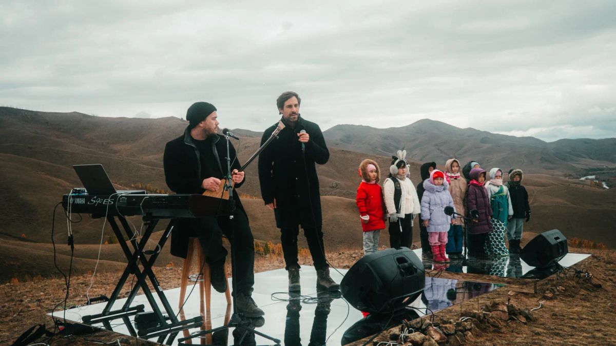 Max Giesinger in der Mongolei Max Giesinger singt seinen Song 80 Millionen mit Sängern aus der Mongolei