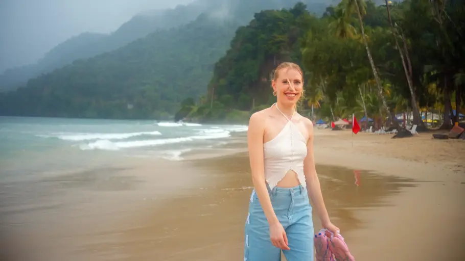 Sängerin Lea am Strand von Trinidad und Tobago für die Sendung Song Trip