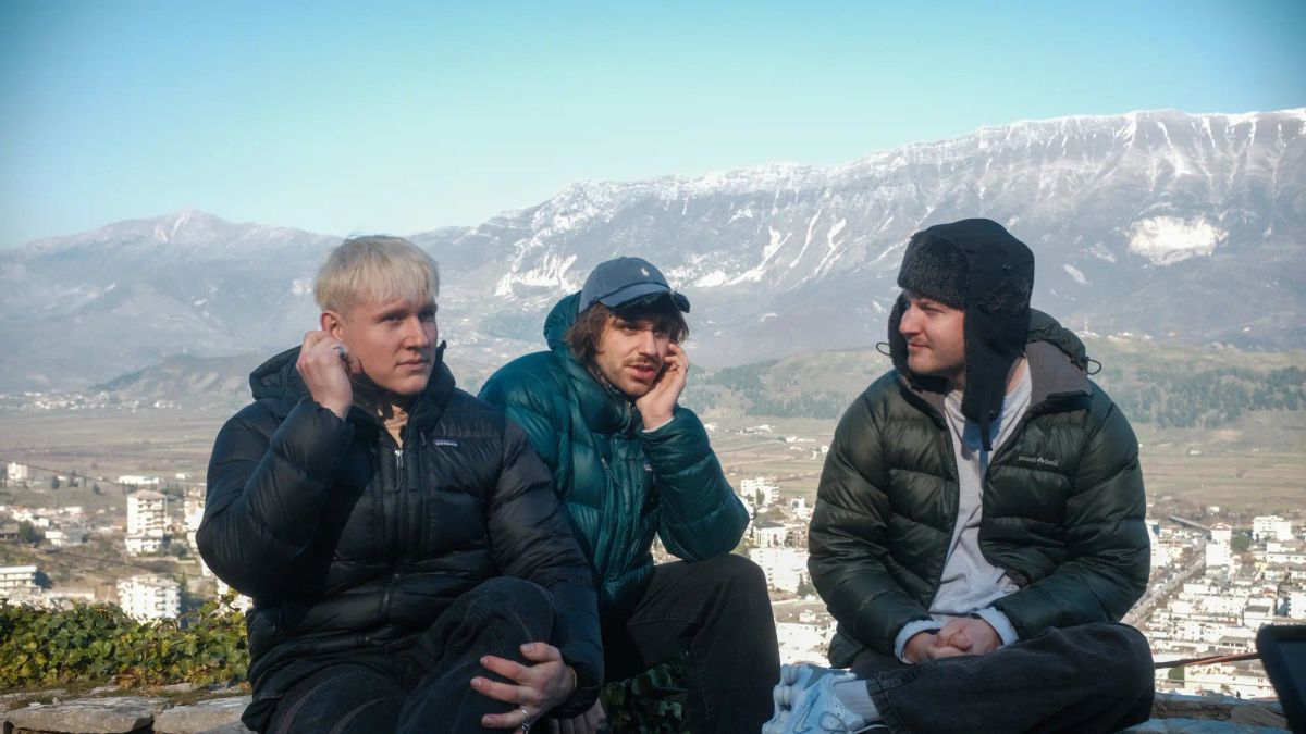 Die Gruppe 01099 zu sehen vor einer Bergkuppe in Albanien