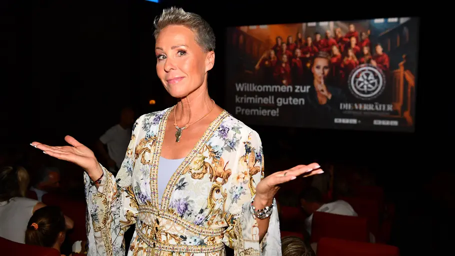Sonja Zietlow führt zwar durchs Geschehen, die Strippenzieherin ist sie jedoch nicht. Sonja Zietlow posiert bei der Premiere von Die Verräter Staffel 4.