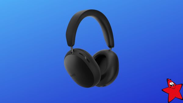 Sonos Ace Kopfhörer auf blauem Hintergrund neben TV Movie Logo - Foto: TV Movie / PR
