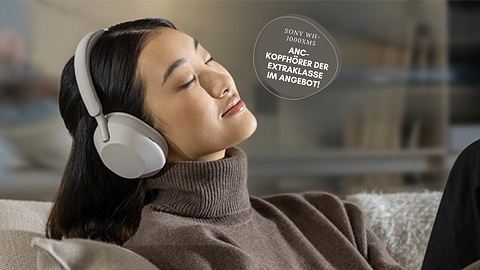 Eine Frau auf dem Sofa hört genüsslich Musik mit ihren Sony WH-1000XM5 - Foto: © 2025 Sony Europe B.V.
