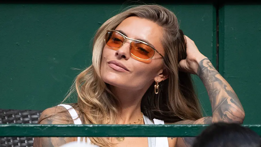 Sophia Thomalla Sophia Thomalla mit offenen Haaren und einer Sonnenbrille mit orangenen Gläsern. Sie streicht sich die Haare nach hinten...