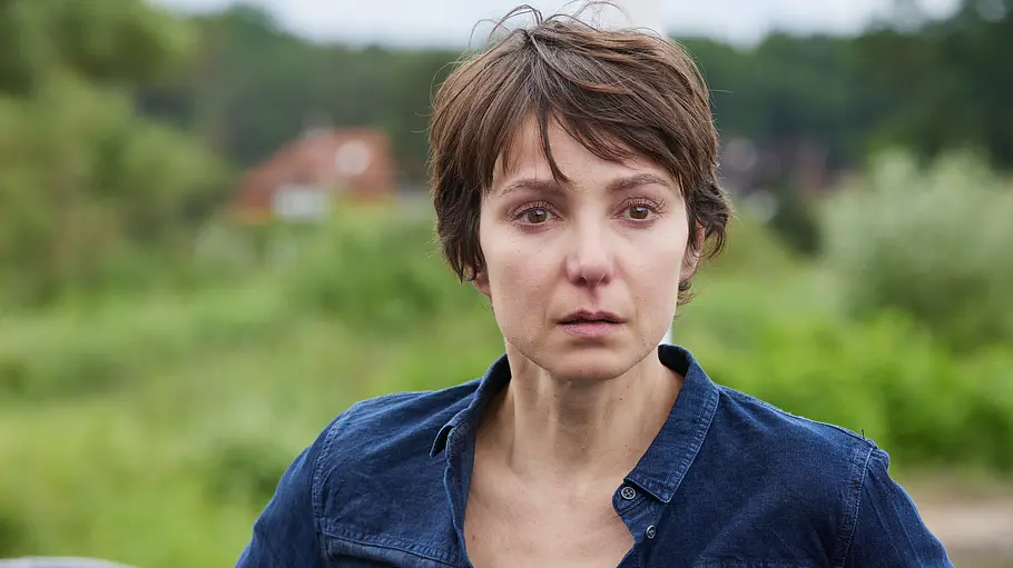 Sophie (Julia Koschitz) ist verzweifelt. Wo ist Aaron? Das verschwundene Kind: Nahaufnahme: Sophie (Julia Koschitz) steht im Freien und schaut ernst seitlich nach vorne.