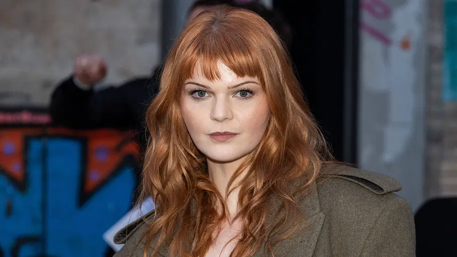 Autorin und Moderatorin Sophie Passmann mit roten Haaren blickt in die Kamera