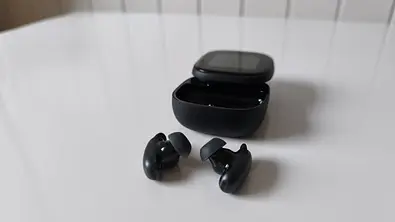 Die Soundcore Liberty 5 Pro Max sind auf einem Tisch. Das Case ist geöffnet, die Earbuds liegen davor. - Foto: David Rams / Soundcore Die Soundcore Liberty 5 Pro Max sind auf einem Tisch. Das Case ist geöffnet, die Earbuds liegen davor. - Foto: David Rams / Soundcore