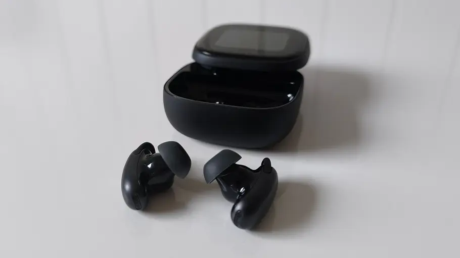 Soundcore Liberty 5 Pro Max Die Soundcore Liberty 5 Pro Max sind auf einem Tisch. Das Case ist geöffnet, die Earbuds liegen davor.