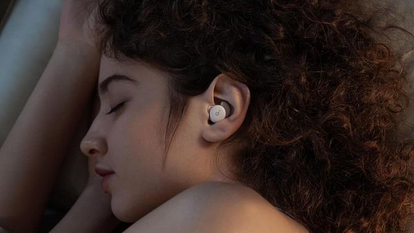 Besser schlafen trotz Lärm: Die soundcore Sleep A20 sorgen für eine erholsame Nacht - Foto: Amazon/PR