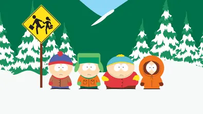 Stan, Kyle, Cartman und Kenny stehen an einer Bushaltestelle. - Foto: TDMB