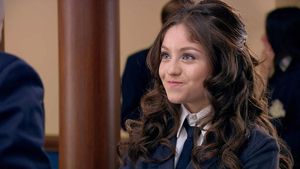 Luna in ihrer Schuluniform mit einem Lächeln im Gesicht - Foto: Disney