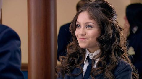 Luna in ihrer Schuluniform mit einem Lächeln im Gesicht - Foto: Disney
