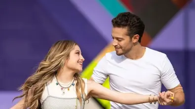 Luna und Matteo skaten zusammen. - Foto: Disney+