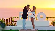 Josh küsst Nasrin bei Sonnenuntergang die Hand. Das Paar steht vor einem „BRO“-Schriftzug mit Blick auf das Meer - Foto: RTL Josh küsst Nasrin bei Sonnenuntergang die Hand. Das Paar steht vor einem „BRO“-Schriftzug mit Blick auf das Meer - Foto: RTL