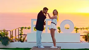 Josh küsst Nasrin bei Sonnenuntergang die Hand. Das Paar steht vor einem „BRO“-Schriftzug mit Blick auf das Meer - Foto: RTL Josh küsst Nasrin bei Sonnenuntergang die Hand. Das Paar steht vor einem „BRO“-Schriftzug mit Blick auf das Meer - Foto: RTL