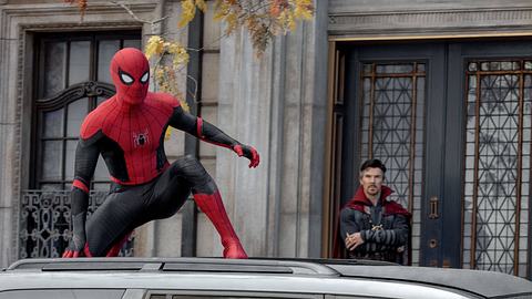 Szene aus Spider-Man: No Way Home mit Spider-Man - Foto: IMAGO / Picturelux