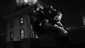 Nicolas Cage steht als „Spider-Noir“ auf einem Dach und schaut hinab. - Foto: © Amazon Content Services LLC Nicolas Cage steht als „Spider-Noir“ auf einem Dach und schaut hinab. - Foto: © Amazon Content Services LLC