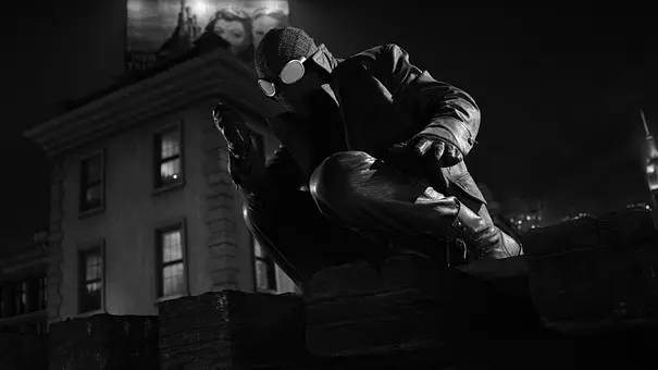 Nicolas Cage steht als „Spider-Noir“ auf einem Dach und schaut hinab.  - Foto:  © Amazon Content Services LLC