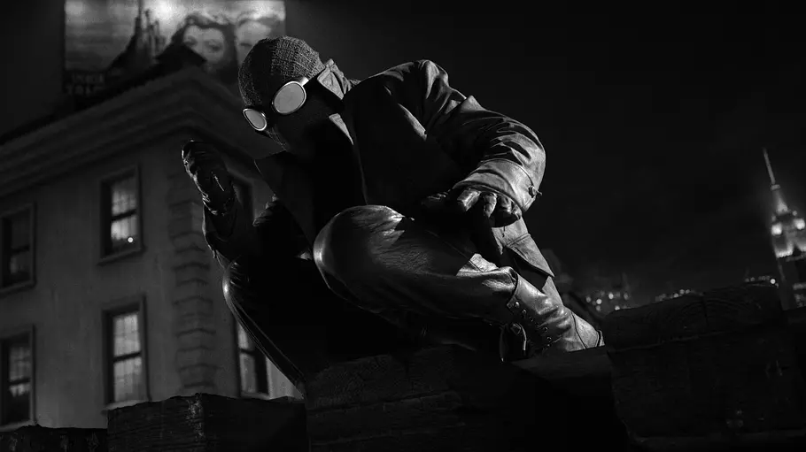 Spider-Noir Nicolas Cage steht als „Spider-Noir“ auf einem Dach und schaut hinab.