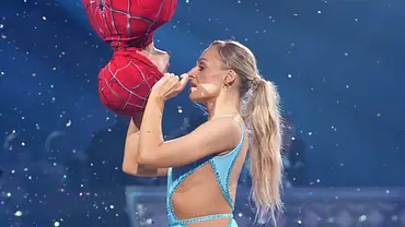 Spiderman-Kuss: Milano & Marta Arndt knutschen im Lets-Dance-Finale. - Foto: RTL / Stefan Gregorowius