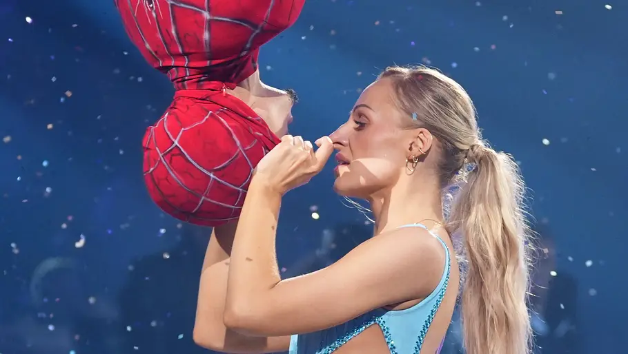 Milano und Marta Arndt küssen sich im Let's Dance-Finale!