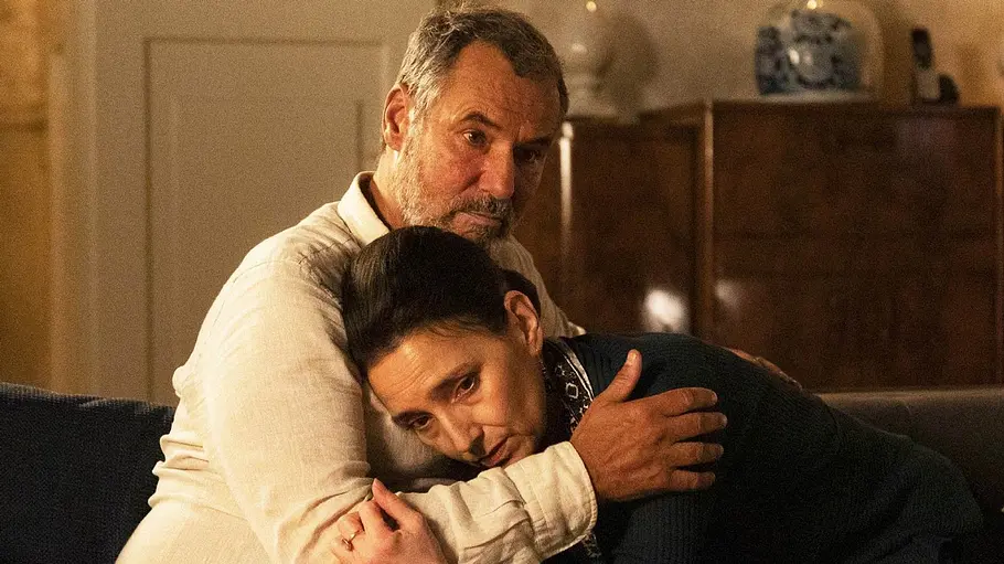 Alles was zählt „Alles was zählt“: Simone und Richard sitzen auf der Couch, er hält sie in einen Armen. Beide sind am weinen.