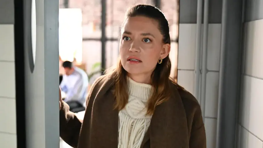 Nathalie öffnet die Tür zur Küche und schaut geschockt.