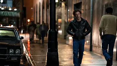 Jeremy Allen White geht in einer Lederjacke die Straße runter. Seine Hände sind in seinen Taschen. - Foto: Disney