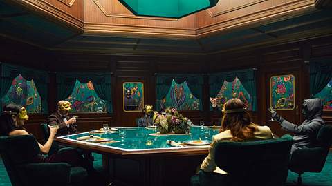 Die fünf VIPs sitzen an einem grünen Hexagon-Tisch und erheben jeweil ein Sektglas - Foto: Netflix / Noh Ju Han