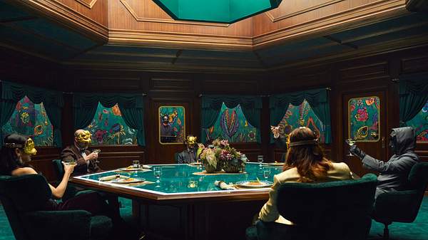 Die fünf VIPs sitzen an einem grünen Hexagon-Tisch und erheben jeweil ein Sektglas - Foto: Netflix / Noh Ju Han