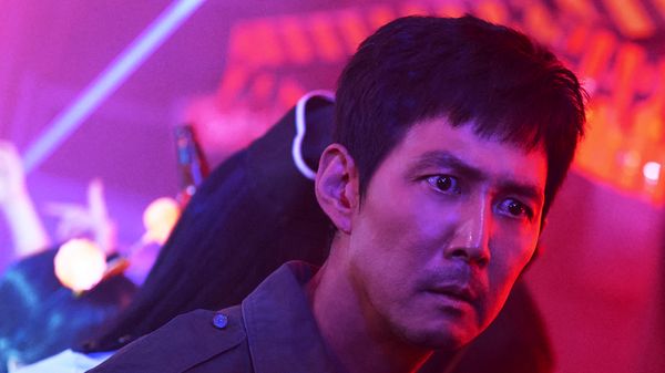 Der Charakter aus Squid Game Seong Gi-Hun ist in einer Nahaufnahme, gestresst und in Sorge zu sehen. - Foto: Netflix/Juhan Noh