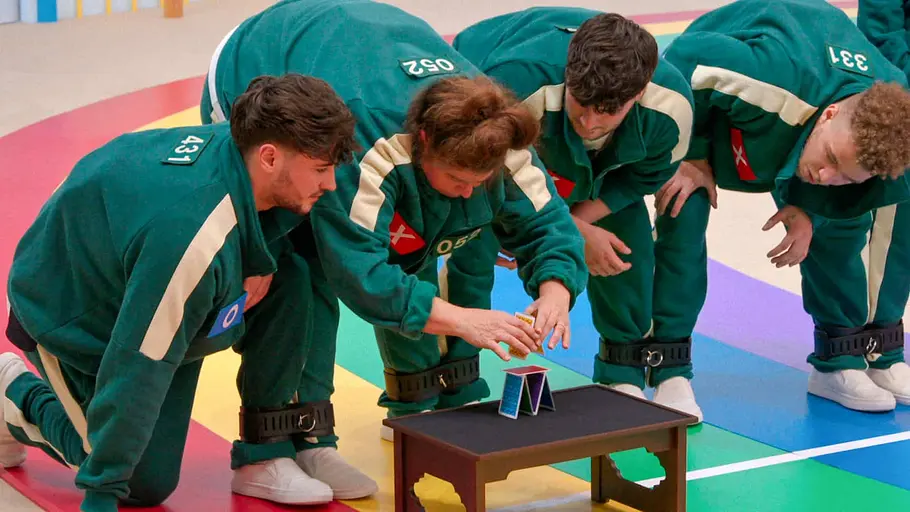 Teilnehmer der Reality-TV-Show „Squid Game: The Challenge“ tragen grüne Jogginganzüge und versuchen eine Aufgabe zu lösen.