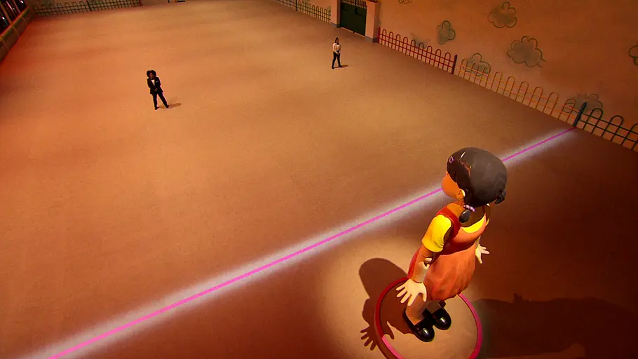 Perla Figuereo und Dajah Grahambei „Rotes Licht, grünes Licht“ im „Squid Game: The Challenge“-Finale kurz vor der Ziellinie.