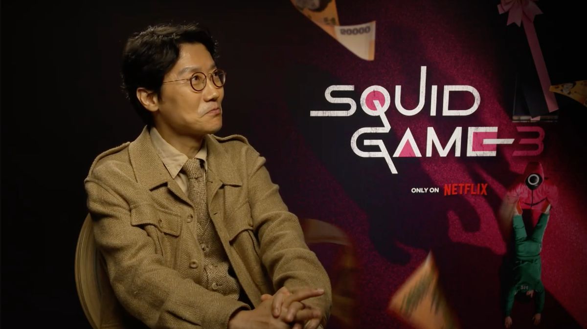 Squid Game Hwang Dong-Hyuk Hwang Dong-hyuk überlegt und guckt dabei zur Seite