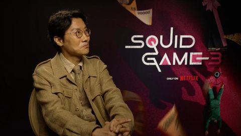 Hwang Dong-hyuk überlegt und guckt dabei zur Seite - Foto: Netflix
