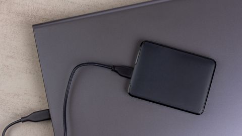 Eine SSD-Festplatte liegt auf einem zugeklappten Laptop. - Foto: iStock/ gutaper
