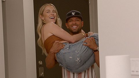 Love is Blind-Star Stacy Snyder (hier mit ihrem Staffel-5-Verlobten Izzy) hat sich geoutet - Foto: Netflix