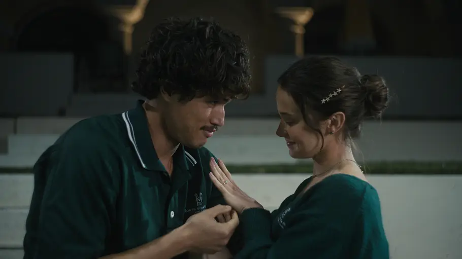 Staffel 2 von „Beef“ Charles Melton als Austin Davis und Cailee Spaeny als Ashley Miller in Staffel 2 von „Beef“.